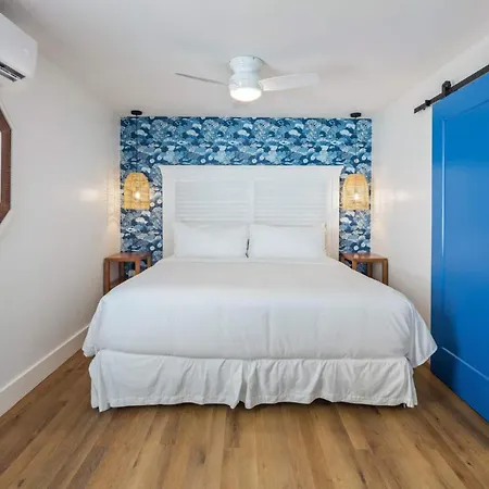 Underwater Cabana At Custom House Inn-2