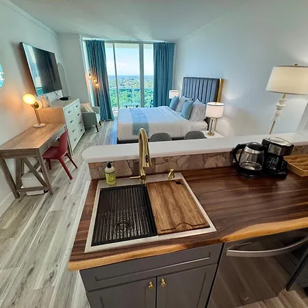 Balcony Ocean Views - Pool, Gym, Wi-Fi & Parking-2