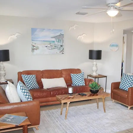 Naples Park Oasis - Cozy Two Bedroom Apartment-2