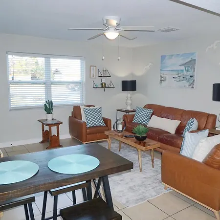 Naples Park Oasis - Cozy Two Bedroom Apartment-3