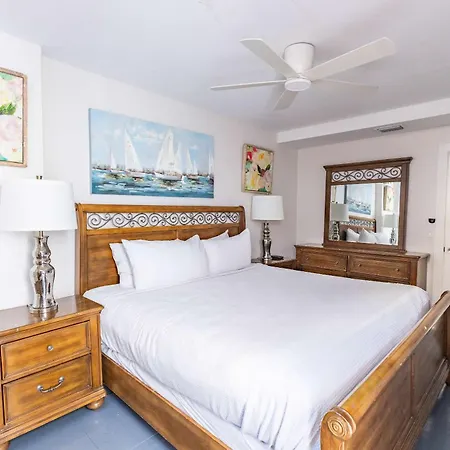 Commodore'S Cove-3