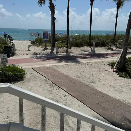Castle Beach Studio,Tennis Court And Swimming Pool With Beach Access-3