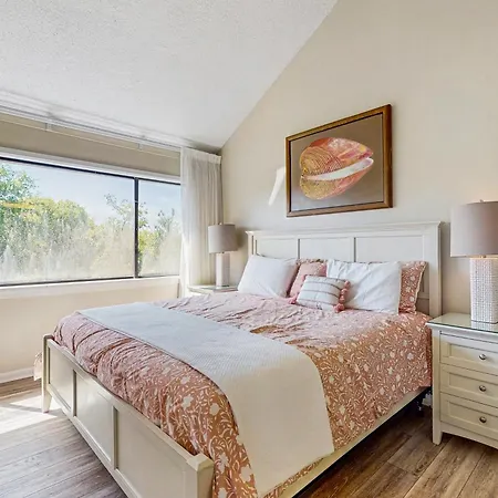 Renovated Condo With Easy Beach Access, Balcony, Pool & Spectacular Ocean Views-2