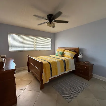 Treasure Island Beach, Fl Waterfront Condo Located Steps Away From The Intracoastal Waterway-2