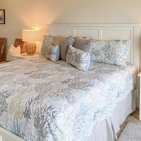Beautiful Condo With Gorgeous Ocean Views From Balcony + Shared Pool & Free Wifi-2