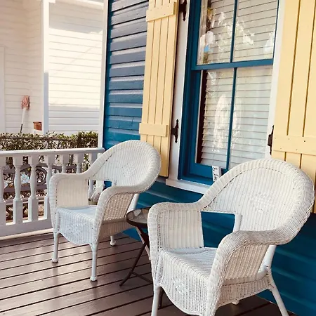Quaint Historic Downtown Apartment-2