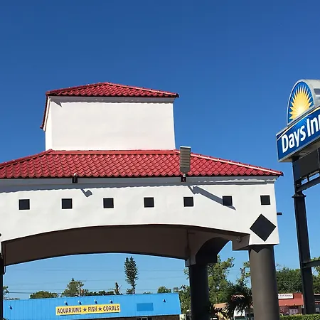 Days Inn By Wyndham Fort Myers-3