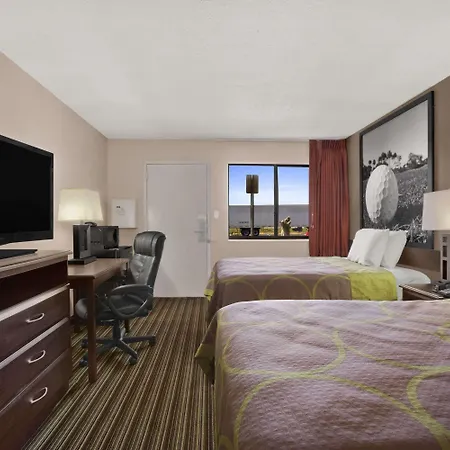 Super 8 By Wyndham Fort Myers-3
