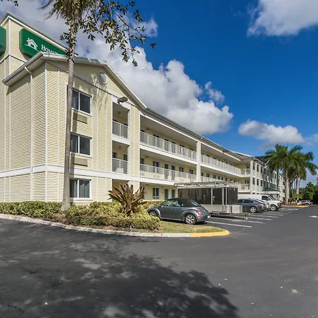Hometowne Studios By Red Roof Fort Lauderdale-3