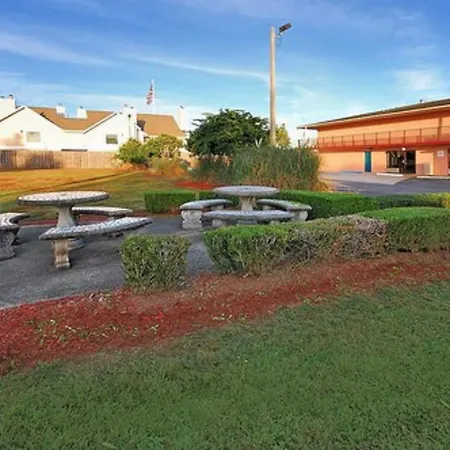 Super 6 Inn & Suites Pensacola-3
