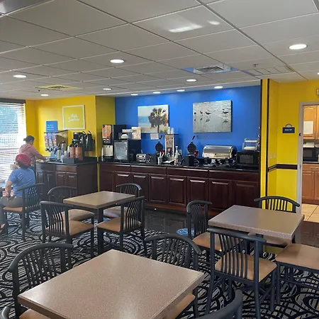Days Inn & Suites By Wyndham Fort Pierce I-95-3