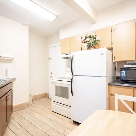 Island Sun Inn & Suites - Historic Venice & Beach Getaway-2
