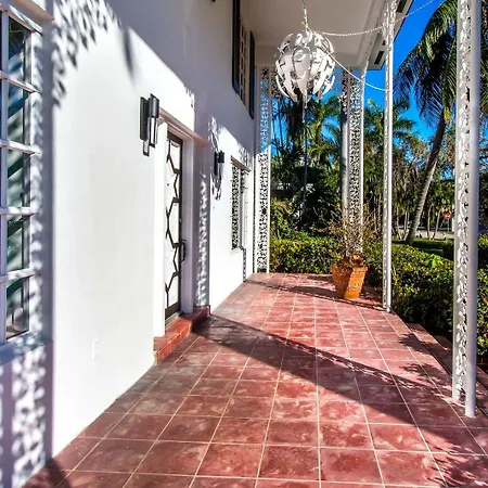 Chateau Hollywood Luxury Home & Pool Near Hollywood Broadwalk-3