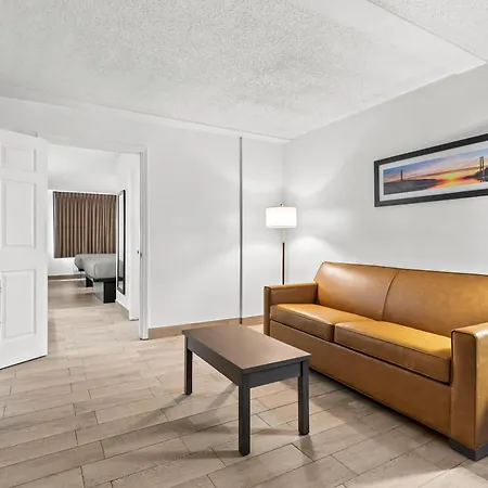 Quality Inn & Suites At Tropicana Field-2