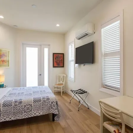 Sorrento Cabana - 1 Bedroom 1 Ba Cabana Near Vanderbilt Beach, Perfect For A Relaxing Beachside Escape!-2