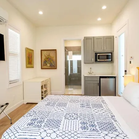 Sorrento Cabana - 1 Bedroom 1 Ba Cabana Near Vanderbilt Beach, Perfect For A Relaxing Beachside Escape!-3