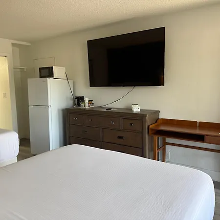 All-New, Ground-Floor, Huge Pool, Tiki Bar & Grill-2