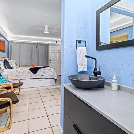 Pass-A-Grille Beach Retreat Unit 8-2