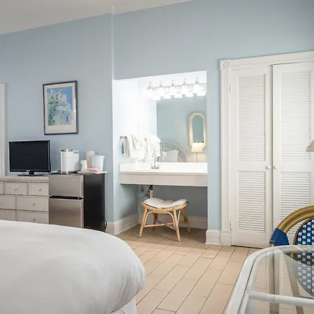 Deluxe Queen At The Curry Mansion - Parking & Heated Pool!-3