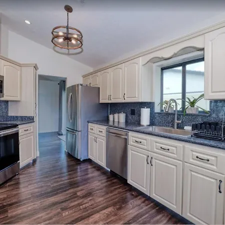 Heated Pool, Sleeps 10, Relaxing Lanai, Near Beaches, Pet Friendly!-2