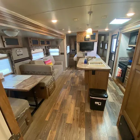 Cozy Camper With Private Entrance - Free Parking-2