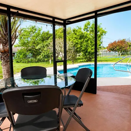3 Bedrooms 2 Baths Pool Home Available For Longer Stays!!!-2