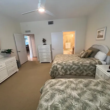 Full Time Lic Mgr - Luxurious 2 Bed 3 Bath Penthouse Suite - Panoramic Ocean Views! Indoor Pickleball - Speakeasy!-2