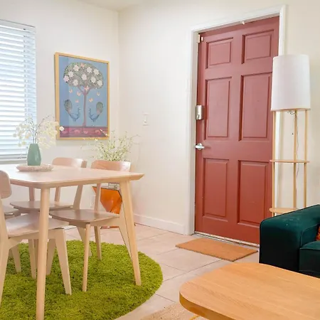 Cozy Garden Bungalow - Pets/Parking/Beach-3