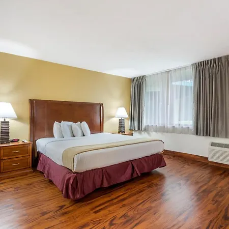 Travelodge By Wyndham Fort Lauderdale Beach-2