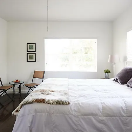 Clean Cosy Flat, Steps From The Beach-2