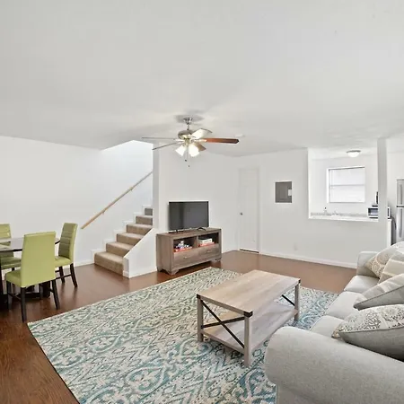 Historic Beach Escape - Entire Apartment D-2