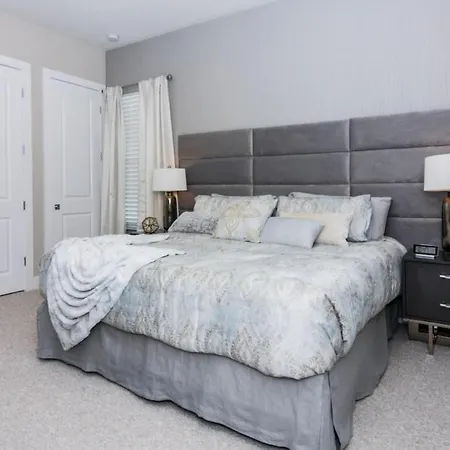 Amazing Townhome With Summer Kitchen Su2668-3