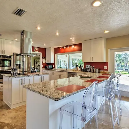 Bayfront Florida Retreat With Boat Lift And Fire Pit!-2