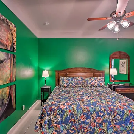 Vibrant Naples Studio With Pool Access And Porch!-2