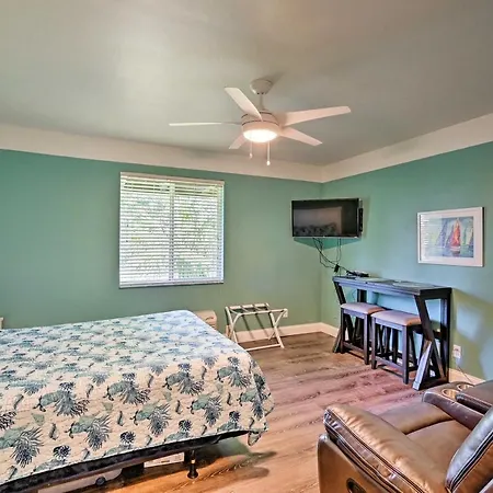 Quaint Naples Studio With Community Fitness Center-3