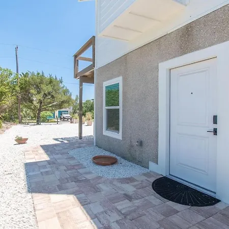Perfect Studio For 2 -- Steps To The Beach!-3