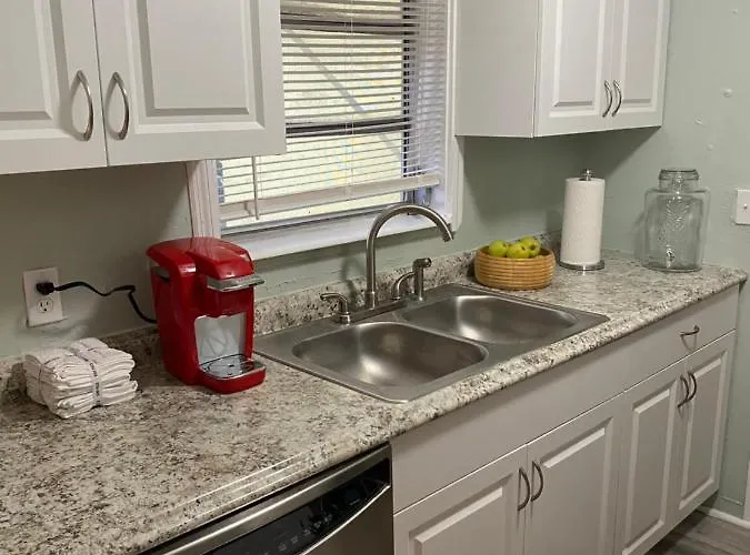 Cozy Retreat: 3-Bedroom House & Cottage with Outdoor Oasis Lake Worth Beach