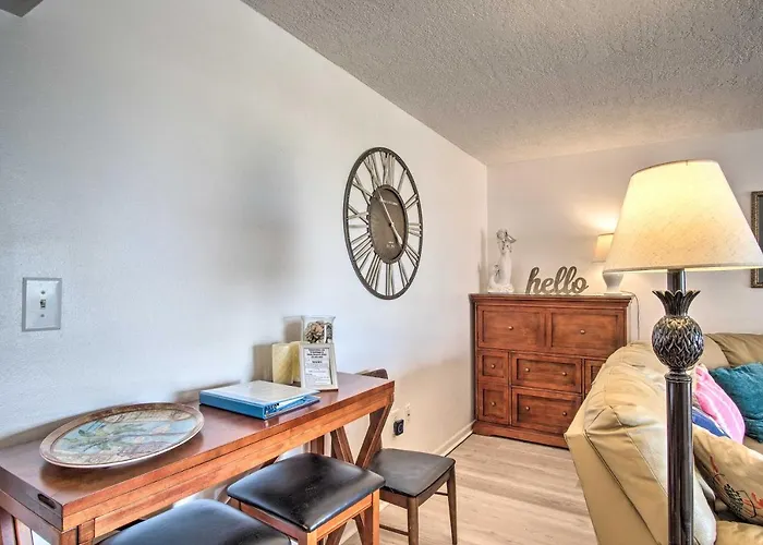 Haustierfreundliches Sunny Cocoa Beach Condo W/ Balcony & Pool Access