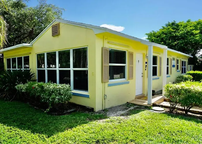 The Beach House At Seascape Steps From The Beach, Marina And Shops! West Palm Beach mit Pool