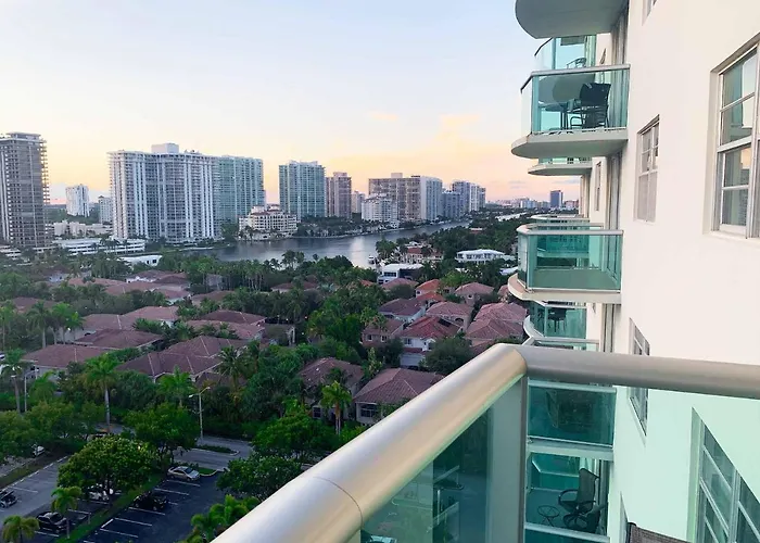 Beach Apartment At Condo-Hotel Miami Beach