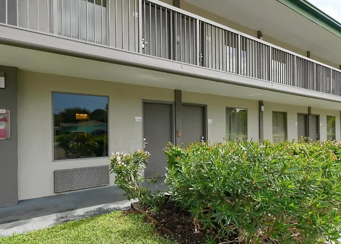 Heated Pool, Huge Tv, Waterfront Tiki Bar & Grill, Close To Beaches South Bradenton
