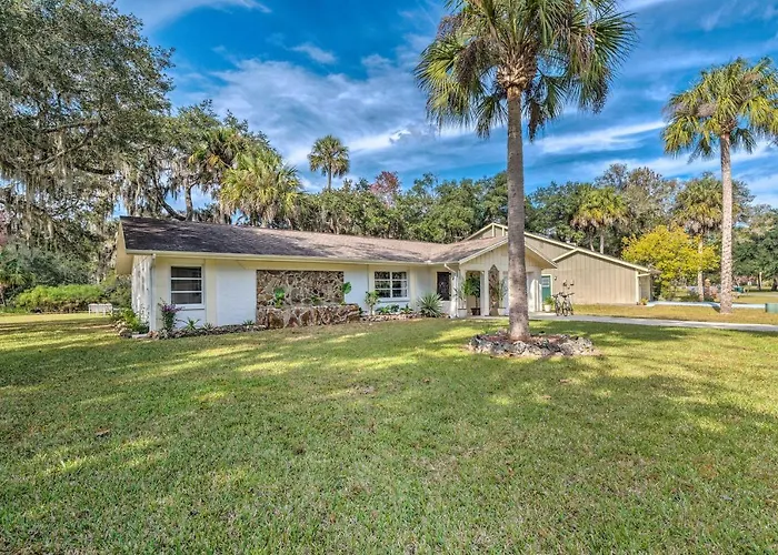 Sunny Crystal River Home With Screened-In Porch