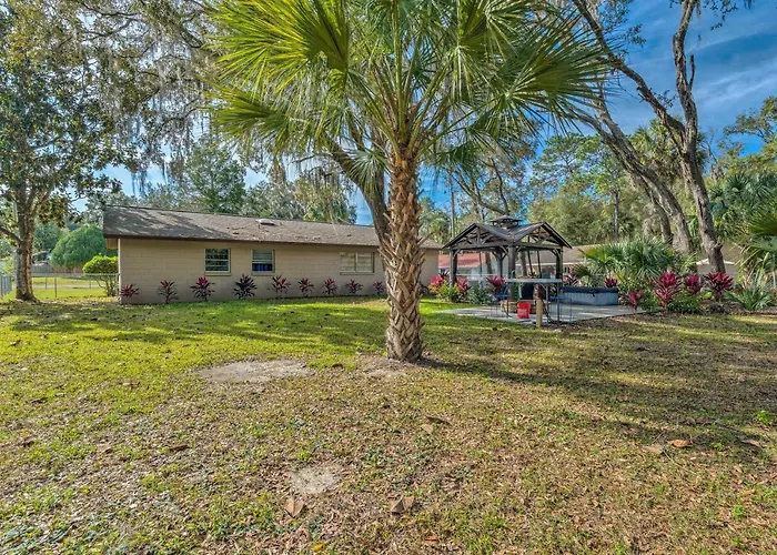 Crystal River Retreat With Hot Tub And Gazebo!