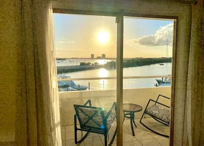 Deluxe Waterfront One Bedroom Apartment With Miami Skyline View, Free Parking 5 Mins Drive To Miami Beach che accetta animali