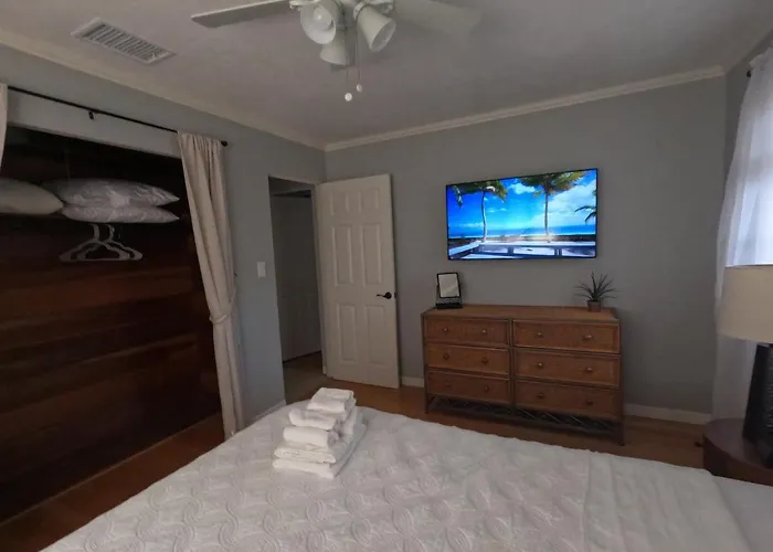 Boho Vibe 3B/2B Centrally Located Alta Vista Home Sarasota