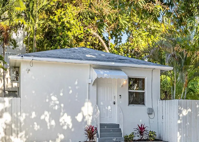 Beautiful Casita With King Bed And Private Patio Close To Calle 8, Mia Airport, Coral Gables Miami