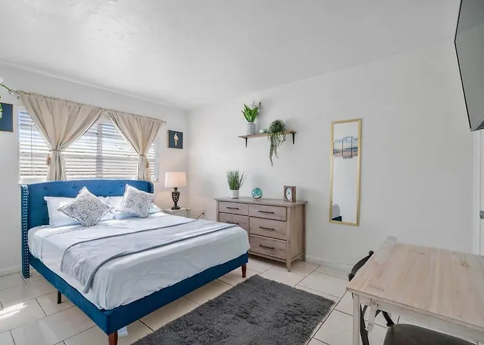 *The Blue Oasis* - 5 Min To Downtown Fort Myers Apartment
