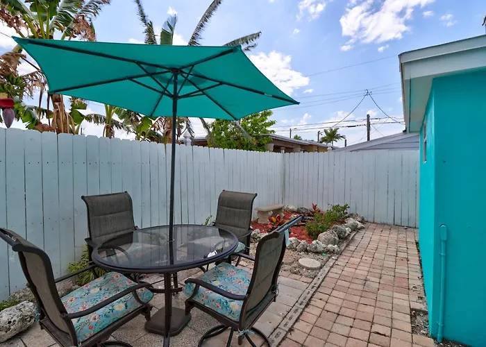Exclusive Couples & Family Vacation Getaway! King Sized Bed, Sleeps 6 Guests Villa Marathon