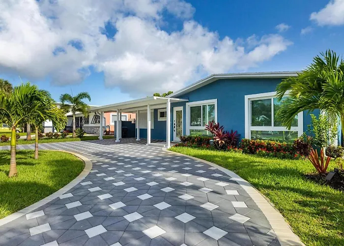 Trendy 3-Bedroom Villa With Saltwater Pool And Yard Fort Lauderdale