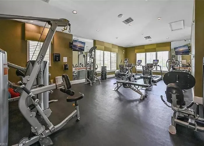 Boutique Naples Escape No Damage Professionally Decorated Unit